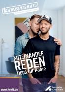 Männliches Paar, welches sich umarmt. Titel "Miteinander reden - Tipps für Paare".